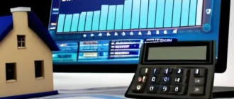 Ипотека в новом формате: графики ставок, ключи от дома и документы на фоне городской застройки