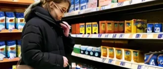 Покупатели выбирают базовые товары в кризисном магазине